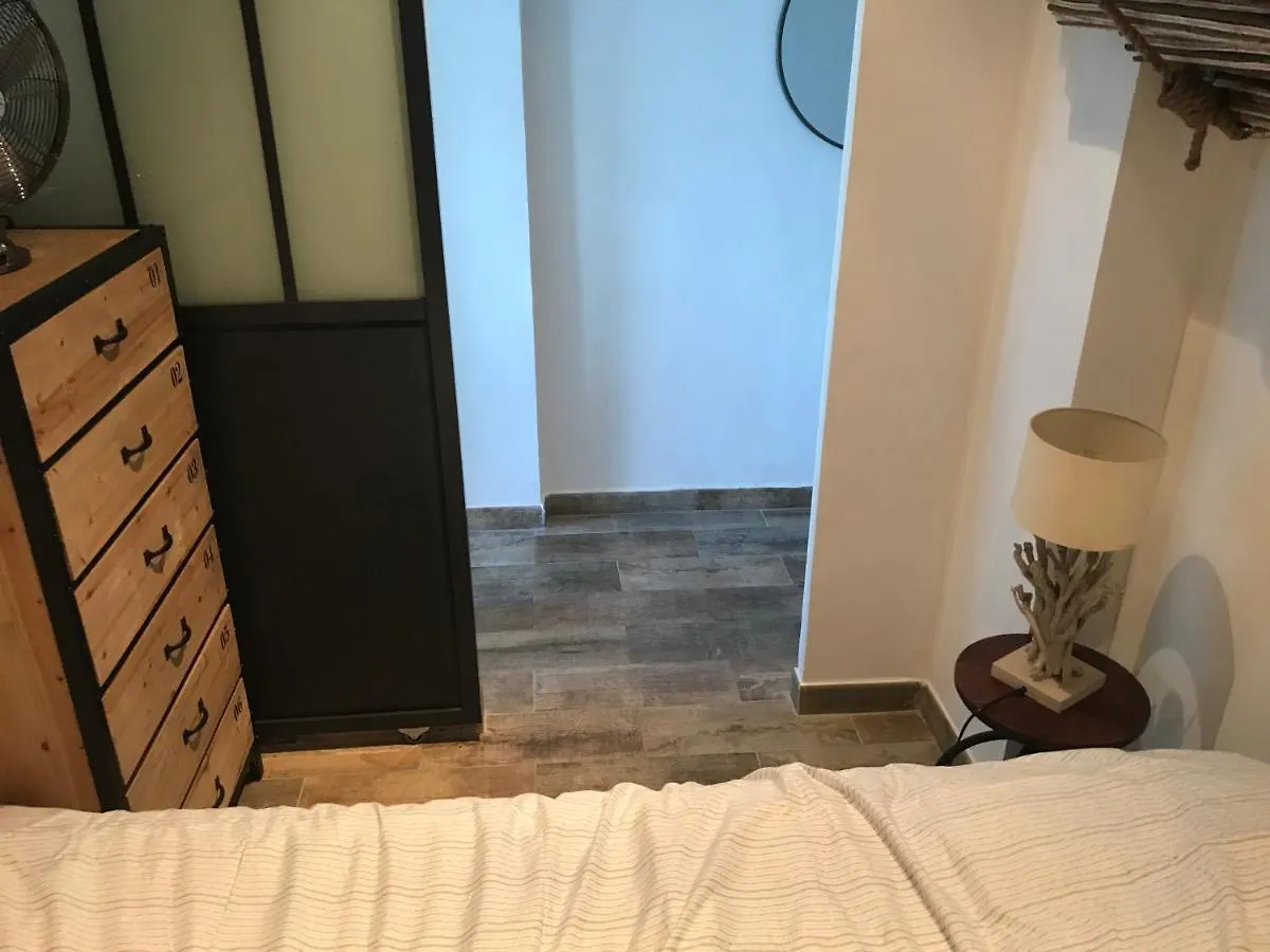 Appartement T3 Les pieds dans l'eau, plage du Cros, vue mer à Six-Fours-les-Plages France