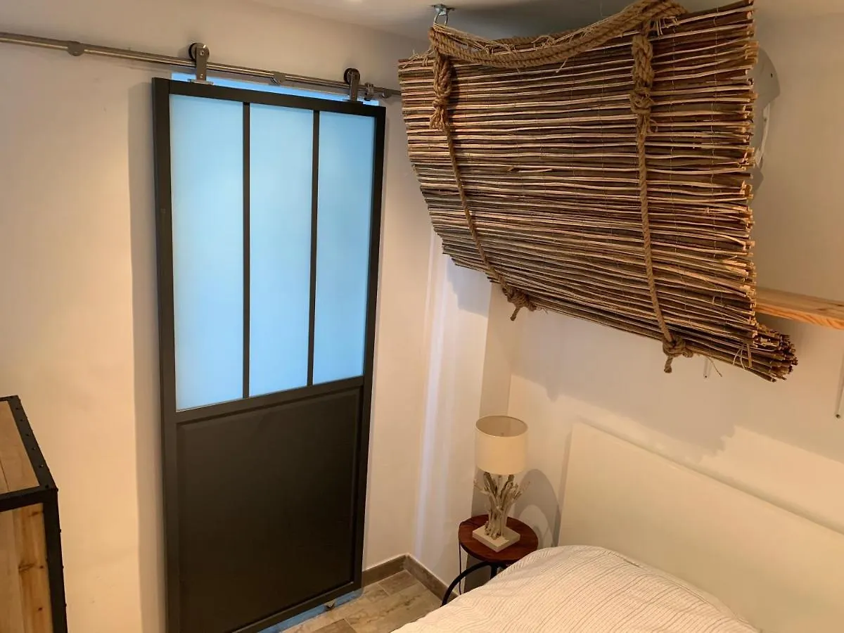 Appartement T3 Les pieds dans l'eau, plage du Cros, vue mer à Six-Fours-les-Plages