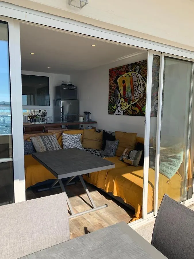 Appartement T3 Les pieds dans l'eau, plage du Cros, vue mer à Six-Fours-les-Plages