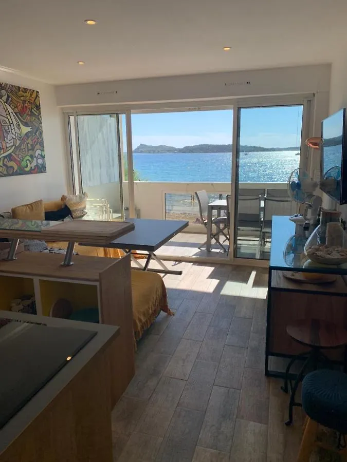 Appartement T3 Les pieds dans l'eau, plage du Cros, vue mer à Six-Fours-les-Plages