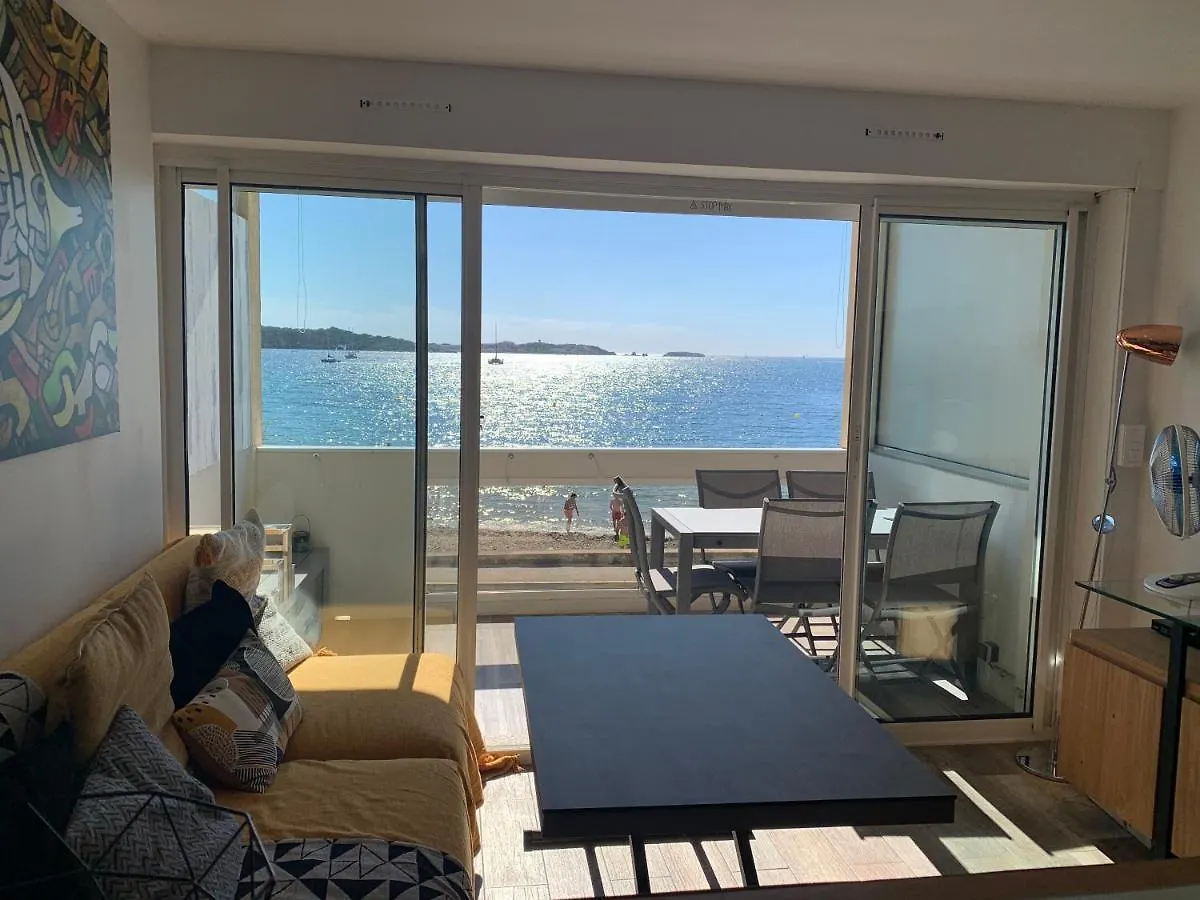 Appartement T3 Les pieds dans l'eau, plage du Cros, vue mer à Six-Fours-les-Plages