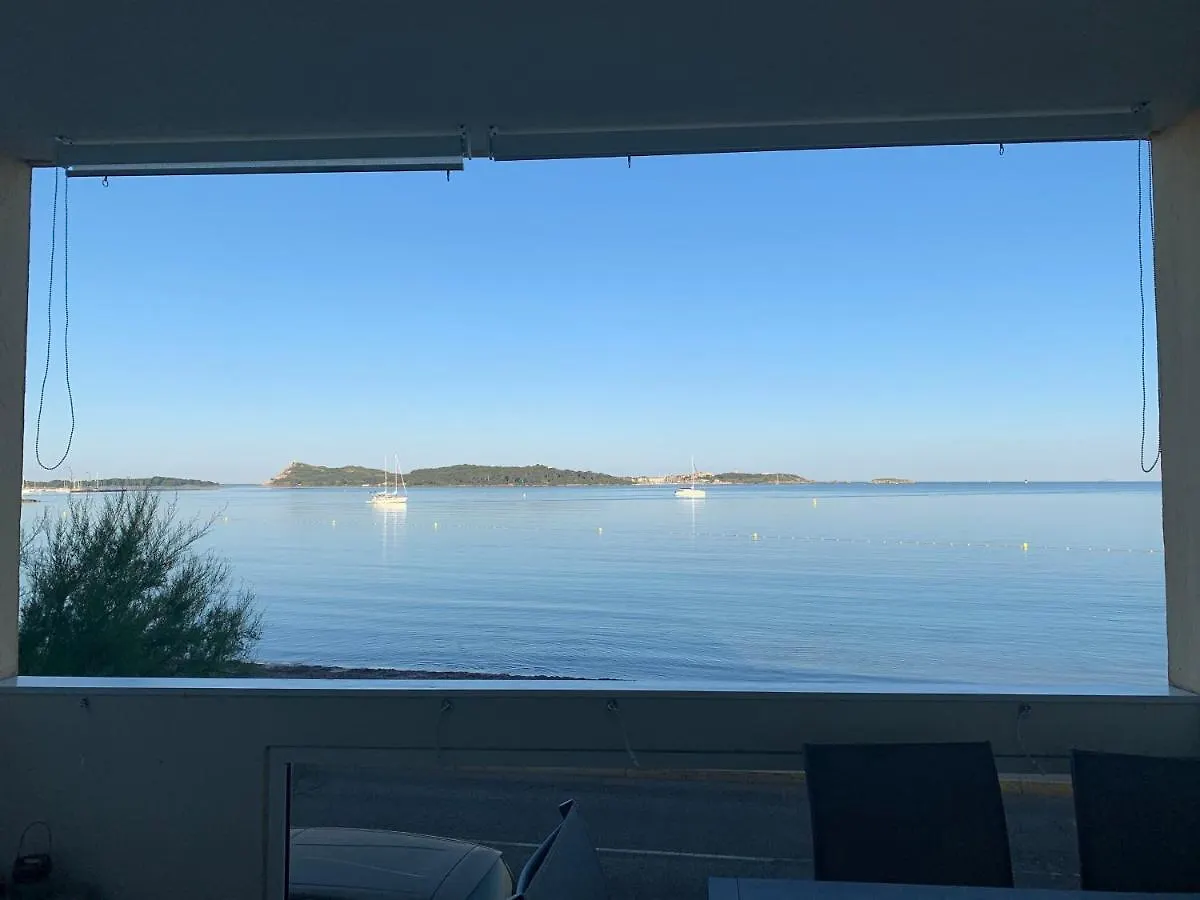 Appartement T3 Les pieds dans l'eau, plage du Cros, vue mer à Six-Fours-les-Plages