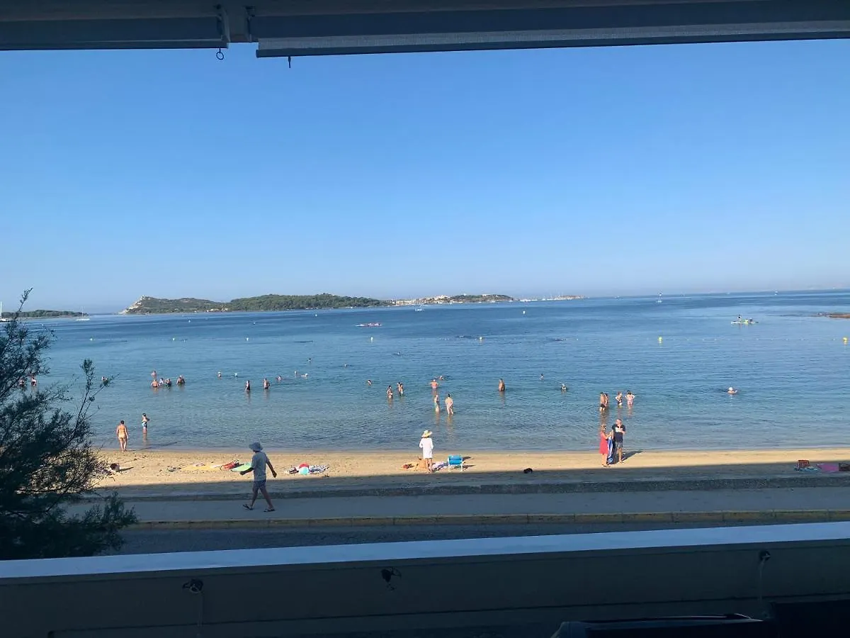 Appartement T3 Les pieds dans l'eau, plage du Cros, vue mer à Six-Fours-les-Plages 0*,  France
