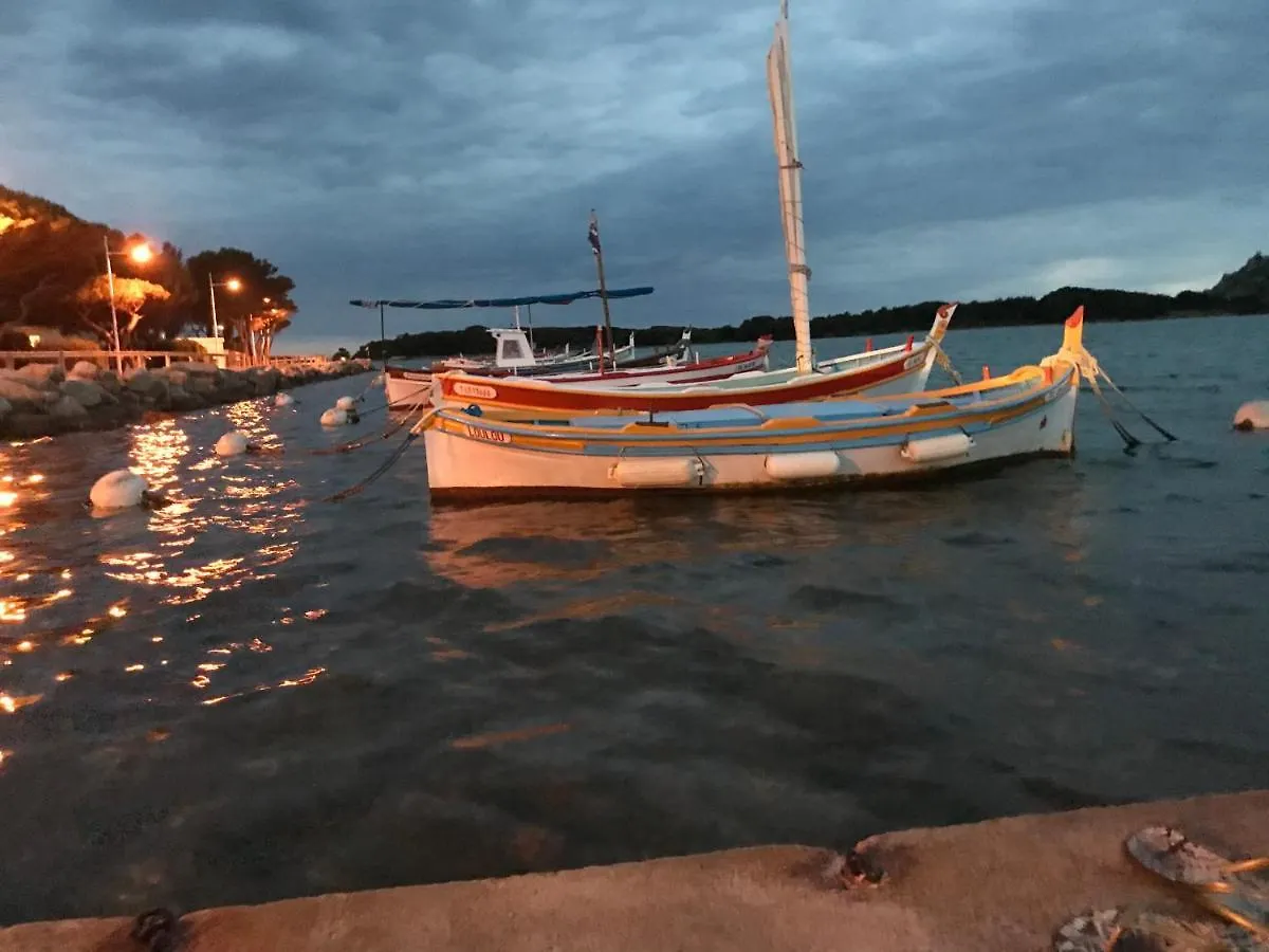 Appartement T3 Les pieds dans l'eau, plage du Cros, vue mer à Six-Fours-les-Plages