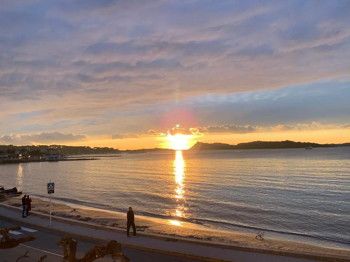 Appartement T3 Les pieds dans l'eau, plage du Cros, vue mer à Six-Fours-les-Plages France