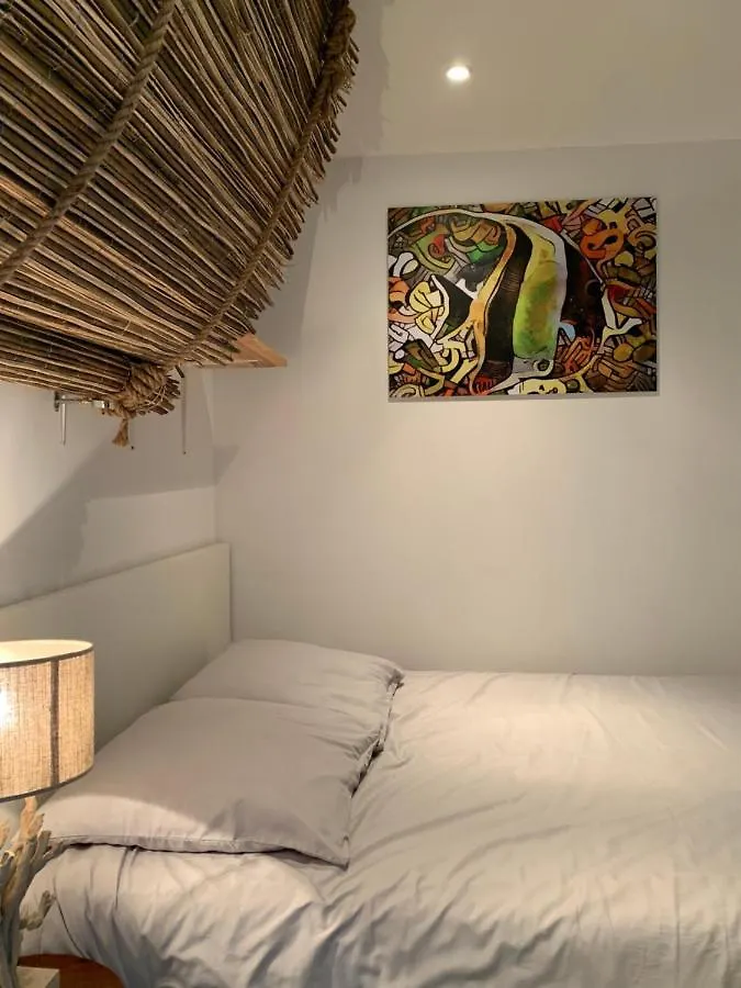 Appartement T3 Les pieds dans l'eau, plage du Cros, vue mer à Six-Fours-les-Plages 0*,  France