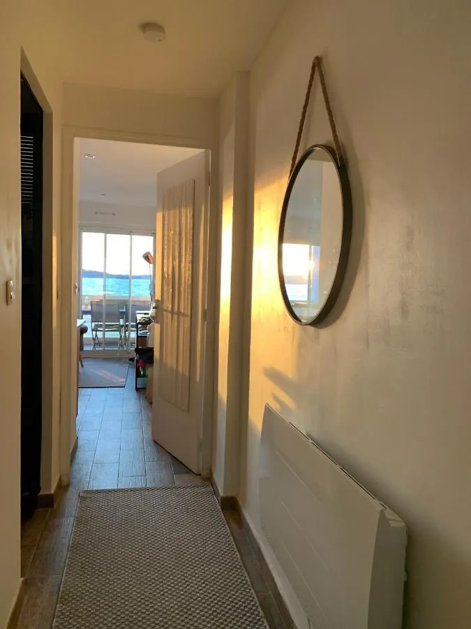 Appartement T3 Les pieds dans l'eau, plage du Cros, vue mer à Six-Fours-les-Plages France