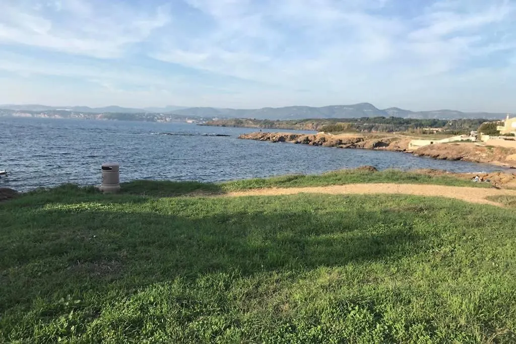 Appartement T3 Les pieds dans l'eau, plage du Cros, vue mer à Six-Fours-les-Plages