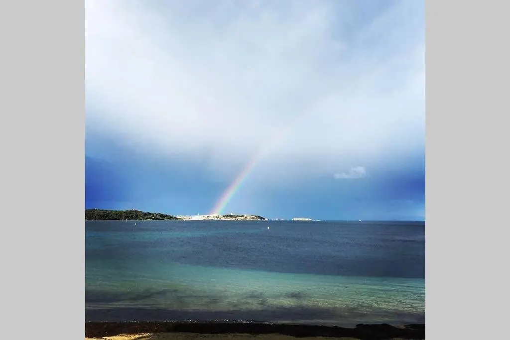Appartement T3 Les pieds dans l'eau, plage du Cros, vue mer à Six-Fours-les-Plages