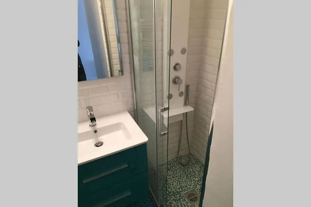 Appartement T3 Les pieds dans l'eau, plage du Cros, vue mer à Six-Fours-les-Plages