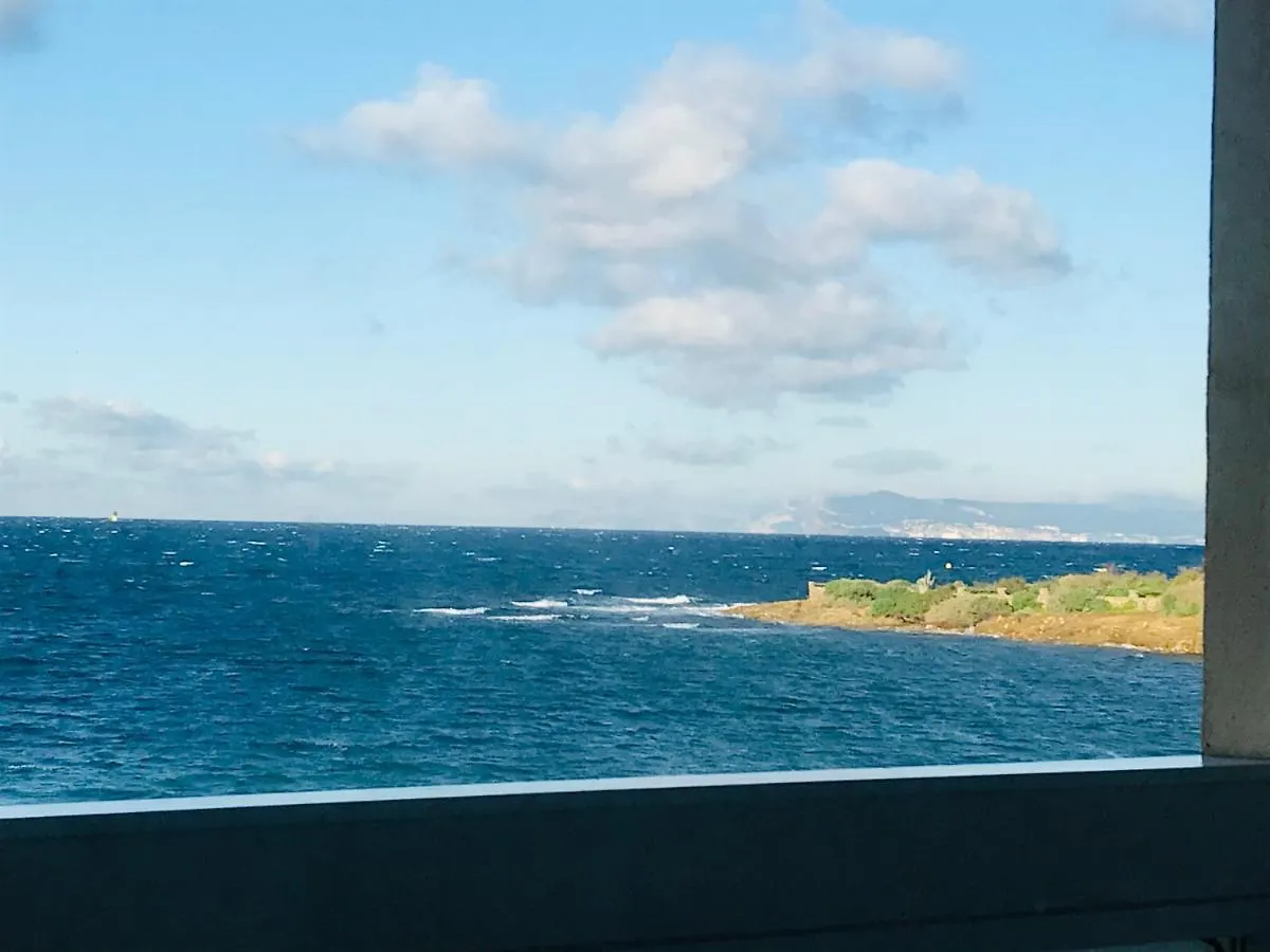 Appartement T3 Les pieds dans l'eau, plage du Cros, vue mer à Six-Fours-les-Plages