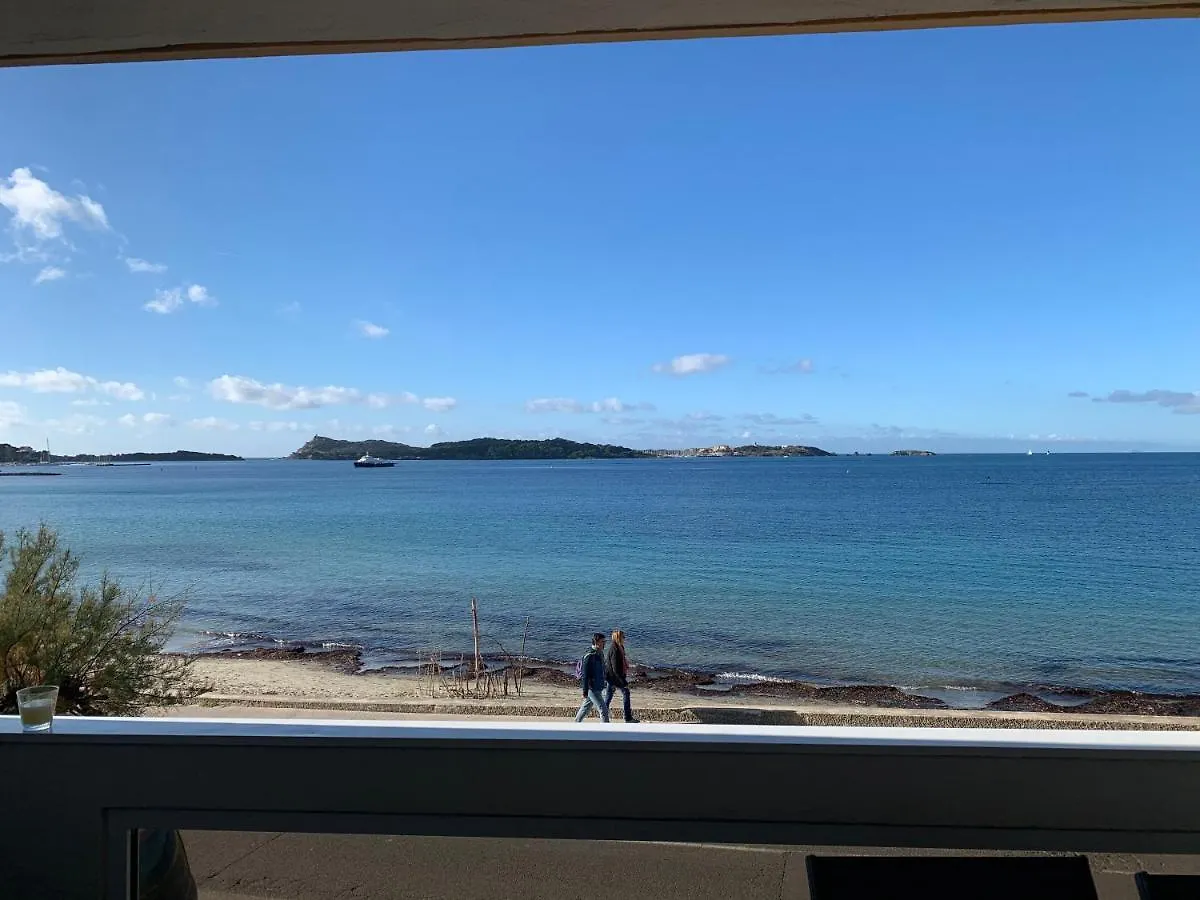 Appartement T3 Les pieds dans l'eau, plage du Cros, vue mer à Six-Fours-les-Plages France